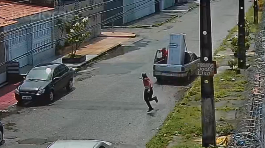 Policia divulga imagens de roubo de caminhonete em Aracaju