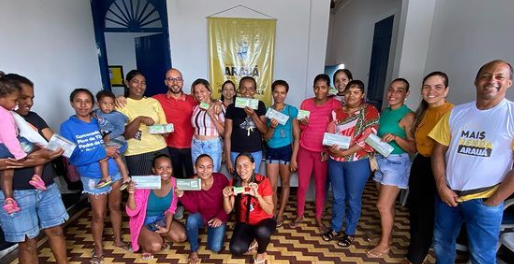 Prefeitura de Araua faz entrega de cartao alimentacao para familias carentes