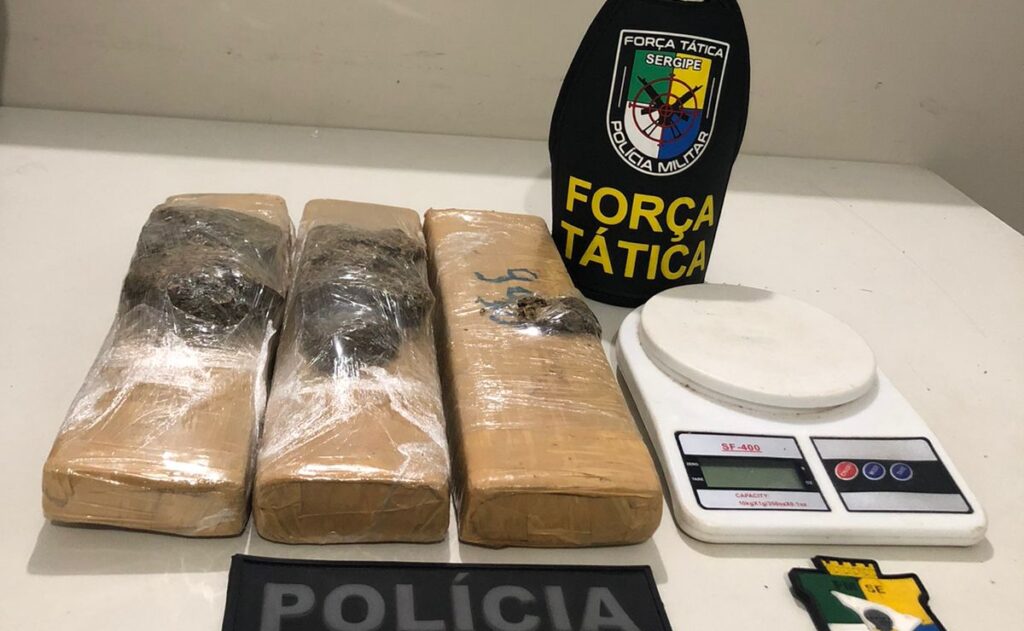 Suspeito foge e deixa tres tabletes de maconha em Socorro e1663854188995