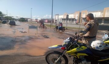 Asfalto cede na Av. Tancredo Neves e compromete abastecimento de agua em alguns bairros de Aracaju