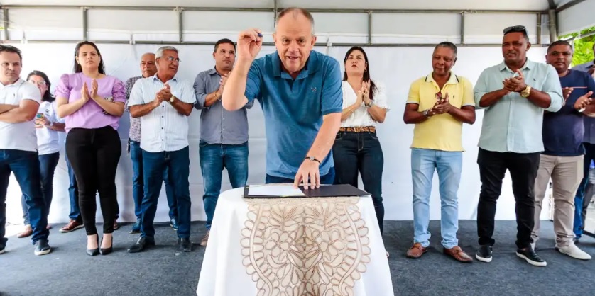 Belivaldo assina ordem de servico para inicio das obras de reforma em Divina Pastora