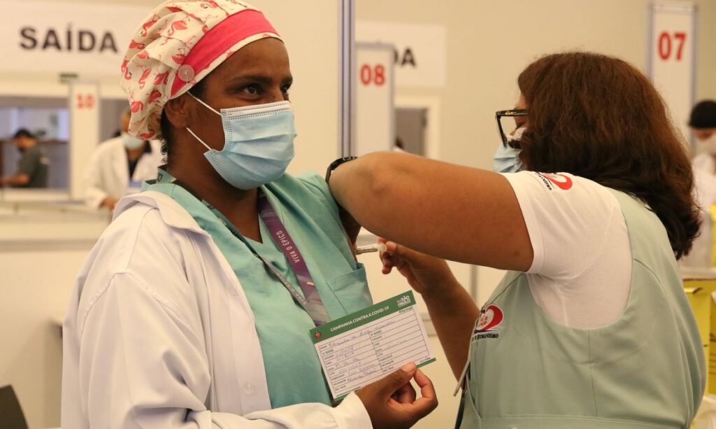 Brasil registra em 24 horas mais 6 mil casos e 44 mortes por covid 19