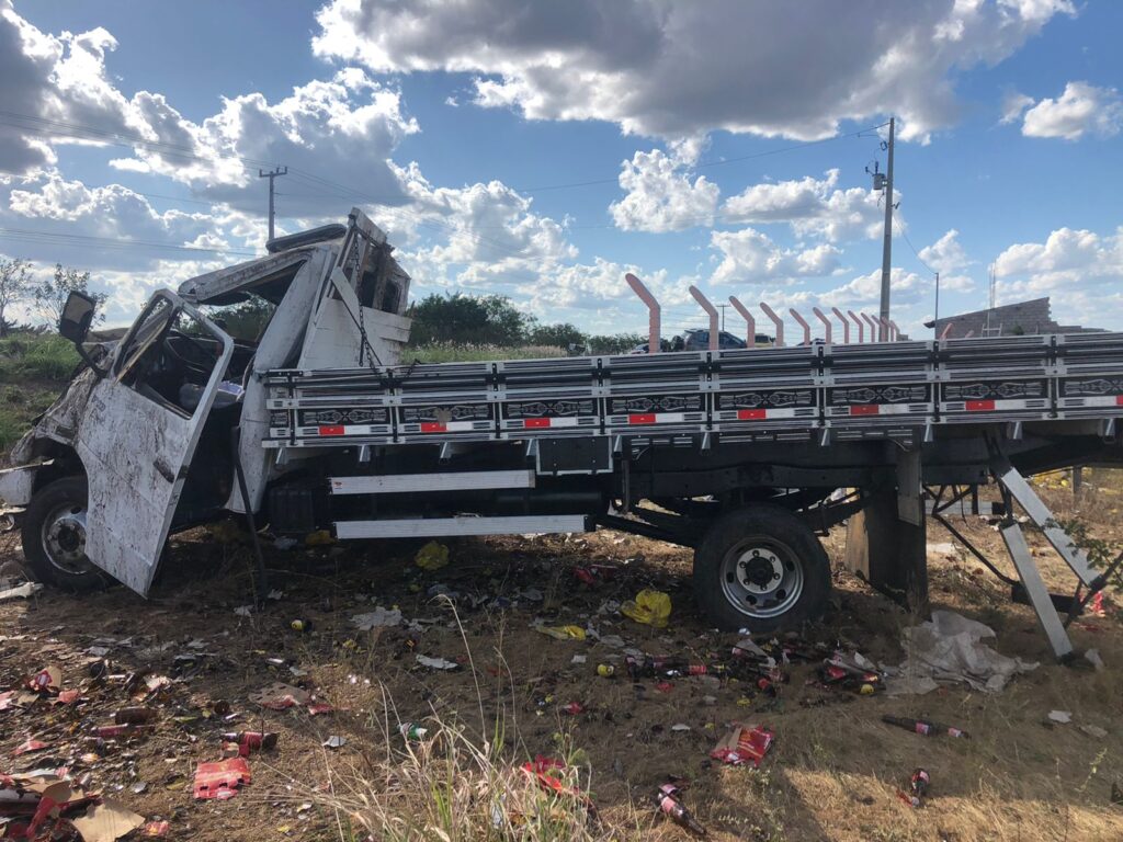 Caixa de cerveja e saqueada apos caminhao tombar em Poco Redondo
