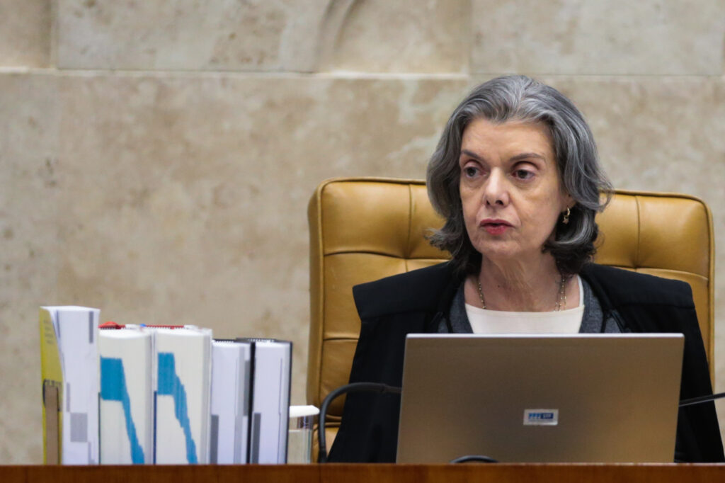 Carmen Lucia proibe peca de Bolsonaro que acusa Lula de incentivar abortos