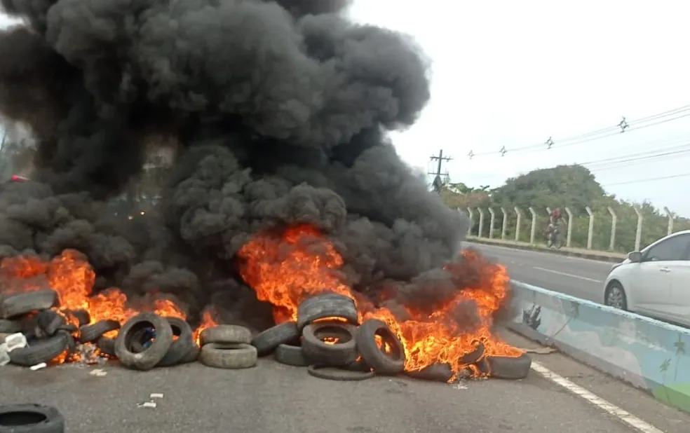 Em protesto donos de bares bloqueiam transito na ponte que liga Aracaju a Barra dos Coqueiros