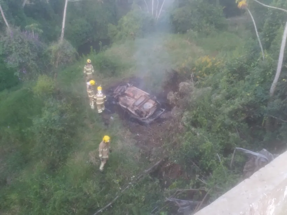 Motorista morre carbonizado apos cair de ribanceira em Itaporanga DAjuda