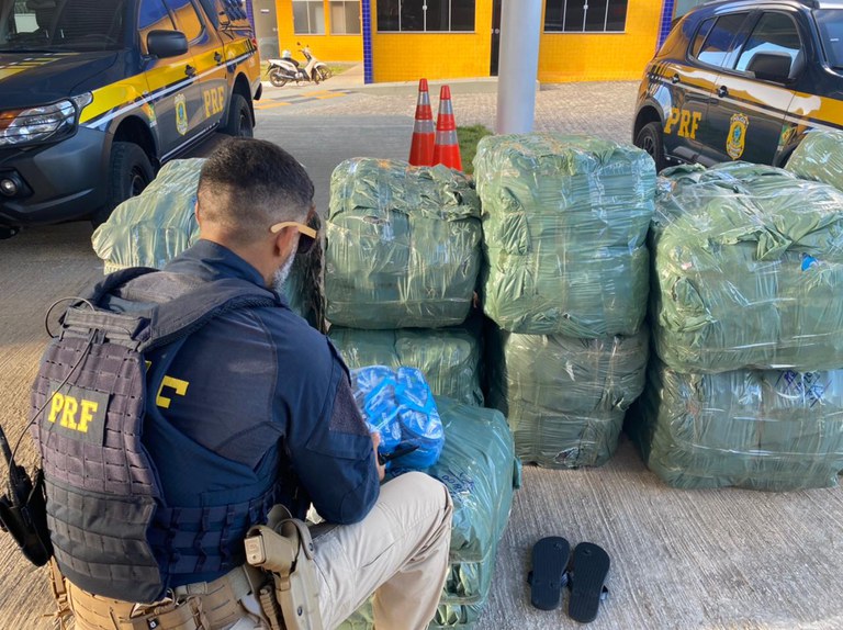 PRF prende homem por receptacao e apreende carga de produtos falsificados em Sao Cristovao