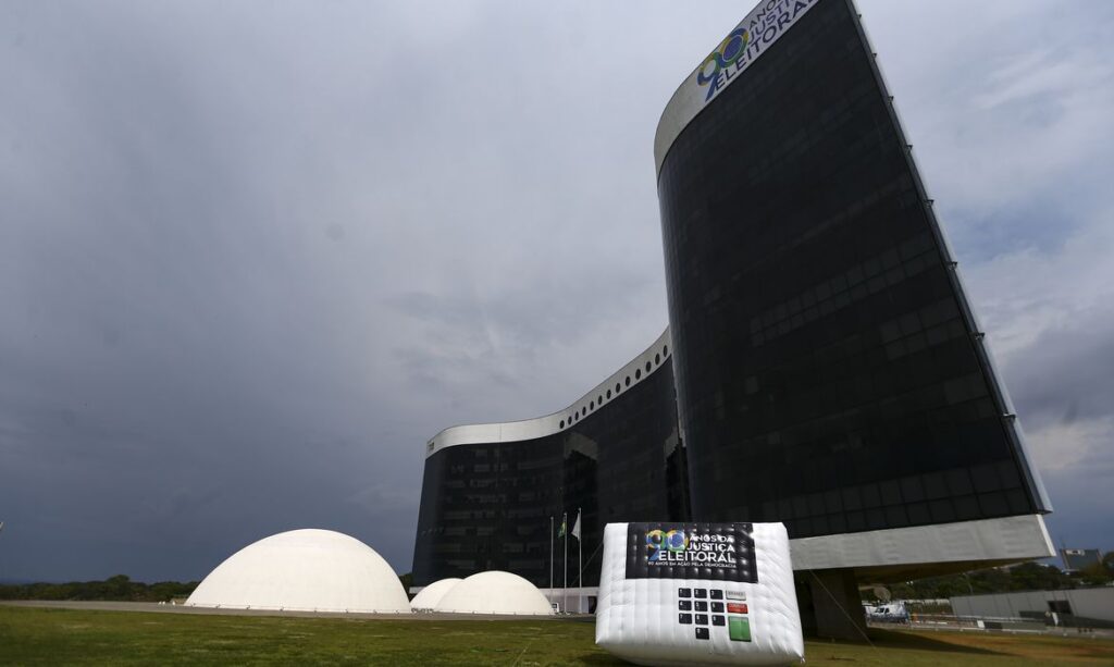 Presidente do TSE veta investigacoes contra institutos de pesquisa