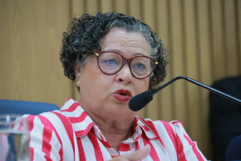 Professora Angela Melo repudia cortes no orcamento federal do Sistema Unico da Assistencia Social
