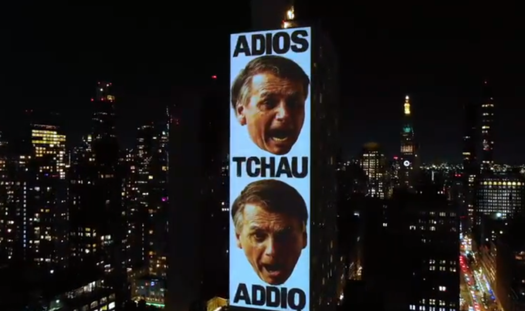 Projecao em Nova York da adeus a Bolsonaro em sete idiomas veja