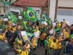 Ato em frente ao 28BC no feriado da Proclamacao marca 15o dia de protestos