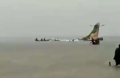 Aviao cai em lago de pais africano e 26 pessoas sao resgatadas com vida