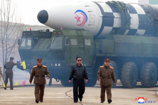 Coreia do Norte dispara missil e promete respostas mais duras aos EUA