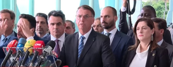 Em discurso breve Bolsonaro nao cita Lula e nem repudia manifestacoes apos eleicao