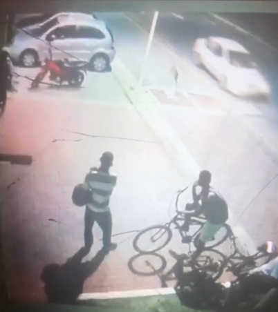 Homem e baleado enquanto conversava com amigos em frente a condominio de Aracaju