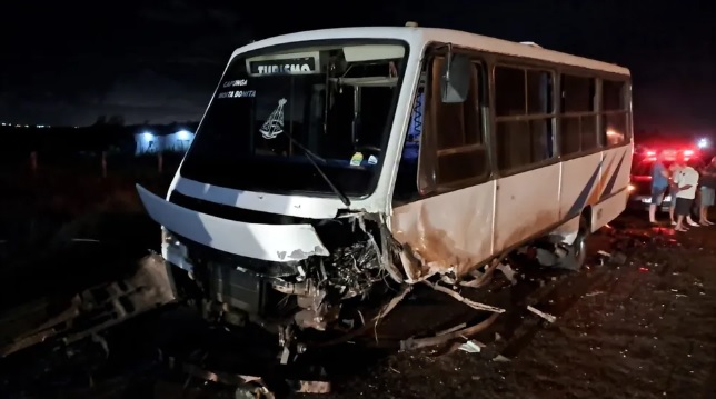 Homem morre apos colisao entre micro onibus e carro em Moita Bonita