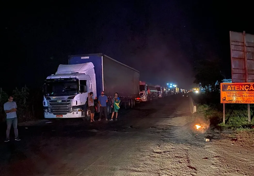 Manifestantes bloqueiam dois trechos da BR 101 em Sergipe