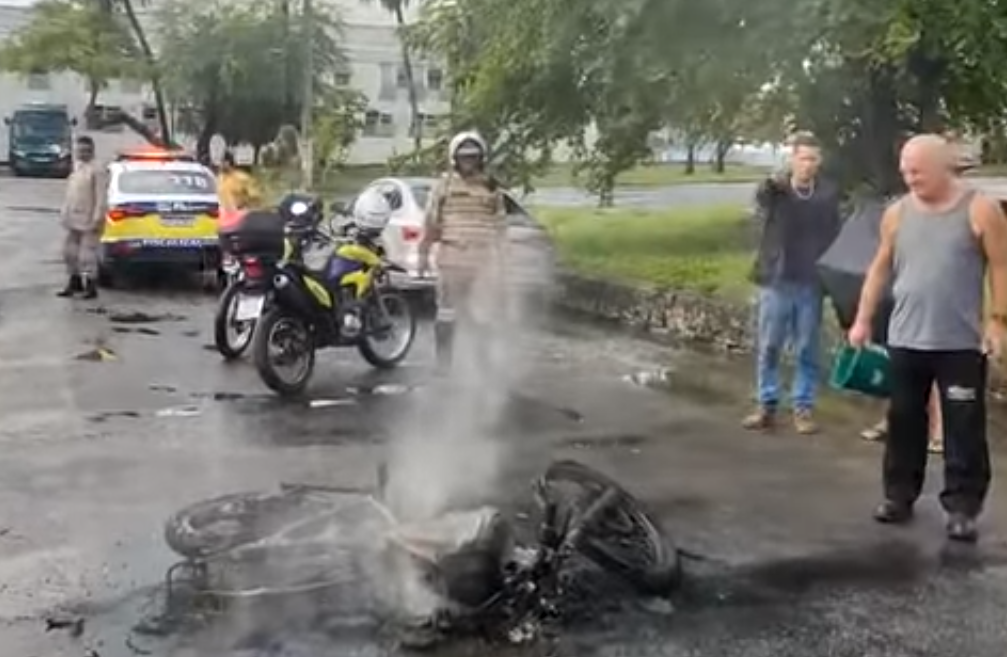 Moto derrapa para evitar colisao e pega fogo na Zona Sul de Aracaju