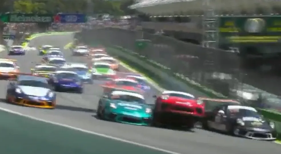 O carro do ator saiu da pista e bateu na barreira de protecao