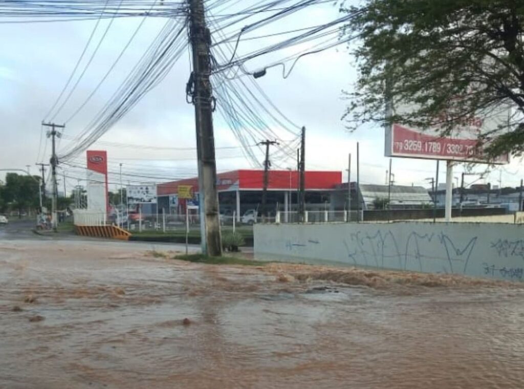 Rede de abastecimento rompe e deixa moradores sem agua na Tancredo Neves