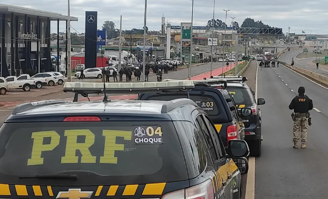 Rodovias federais tem 18 pontos de bloqueio em tres estados