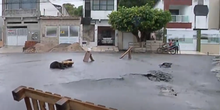 Vazamento faz alfato ceder e deixa bairro Cidade Nova sem agua