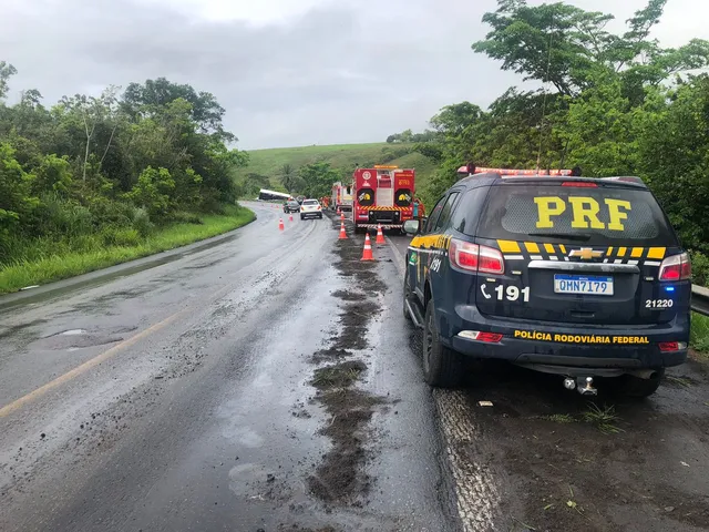 Acidente entre caminhao tanque e carro deixa um morto na BR 101