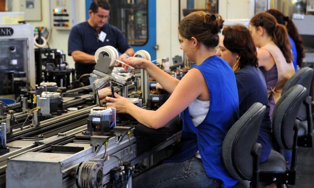 Apos dois meses de queda industria cresce 03 revela IBGE