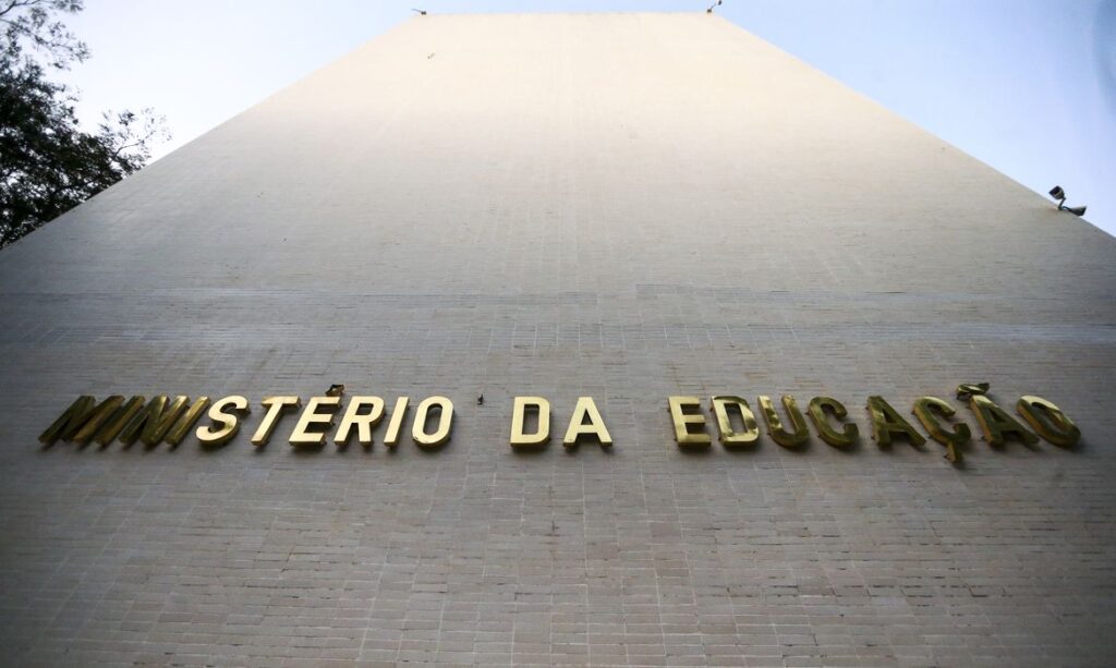 Apos novos bloqueios MEC diz que nao conseguira pagar 14 mil residentes medicos