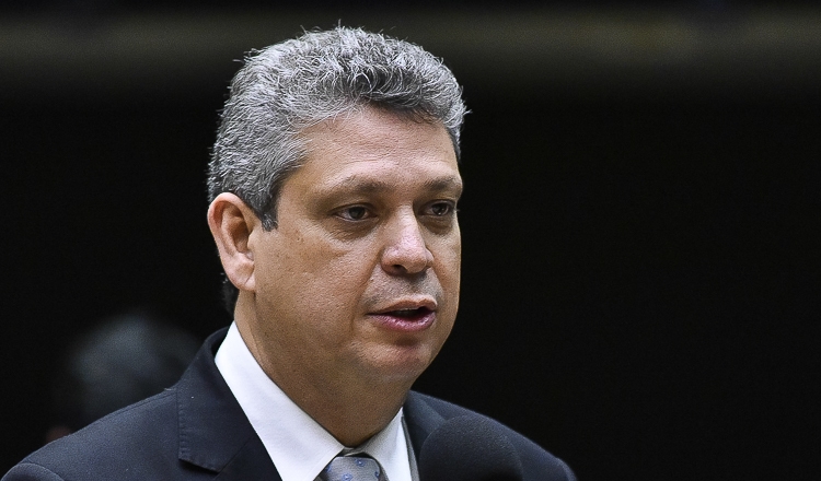 Marcio Macedo envia PL que proibe uso politico da bandeira do Brasil evitar desgaste