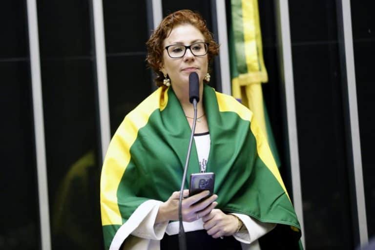 Moraes mantem bloqueio de redes sociais da deputada Carla Zambelli