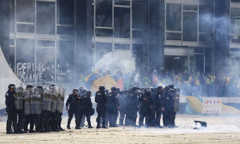 PF prende mais de mil pessoas por atos golpistas em Brasilia
