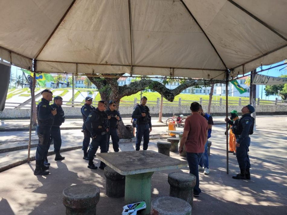 Policias desmontam acampamento de manifestantes nas proximidades do 28 BC