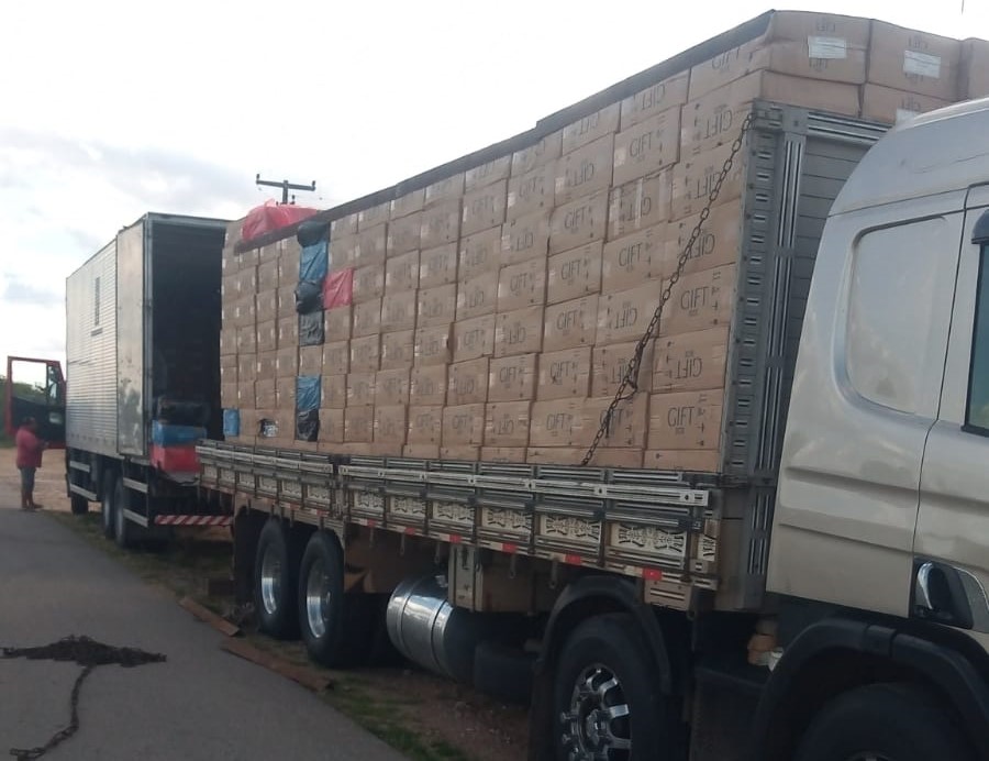 Carga com 45 mil macos de cigarro ilegal sao apreendidos em Porto da Folha