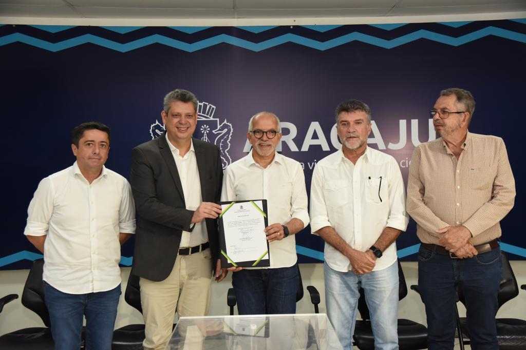 Edvaldo Nogueira anuncia construcao de nova avenida na Coroa do Meio Obra podera custar R 40 milhoes