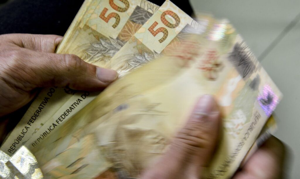 Lula confirma aumento do salario minimo para R 1.320 em maio