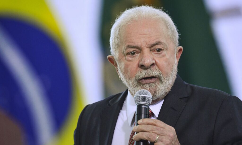 Lula se oferece para mediar dialogos e diz que alguem tem que falar a Putin e Zelensky pararem com a guerra
