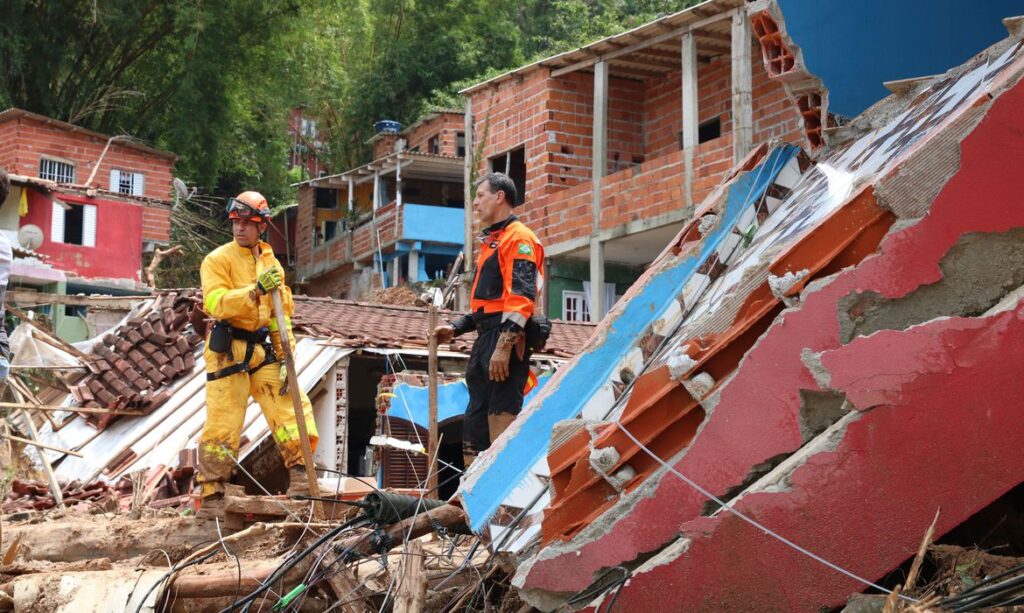 Relatorio de 4 anos apontava mais de 2 mil moradias em areas de risco em Sao Sebastiao