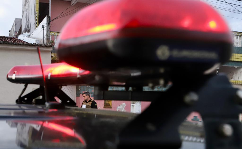 Supeitos de torturar policial sao mortos