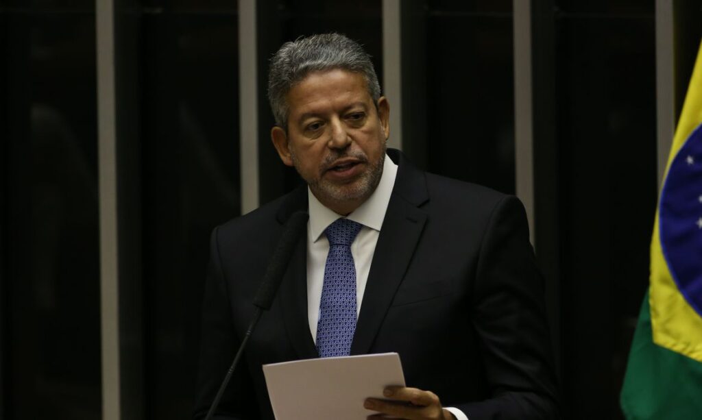 Arthur Lira le requerimento para abertura da CPI do MST