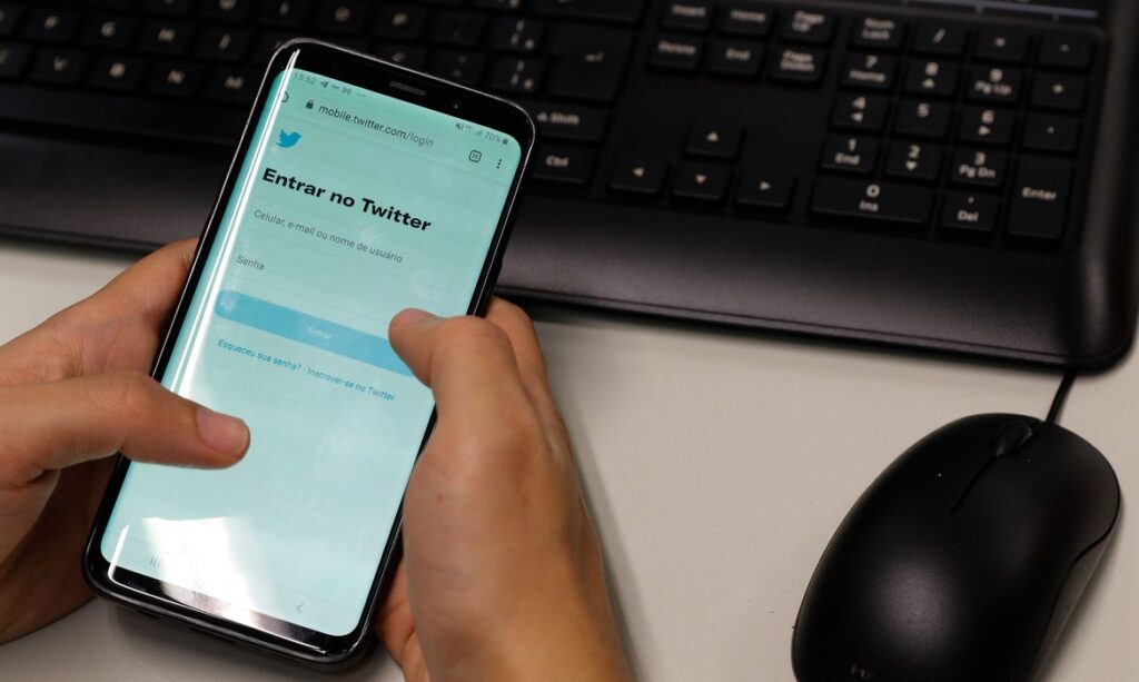 uso de redes sociais em telefones smartphone ffraz abr 290620213652