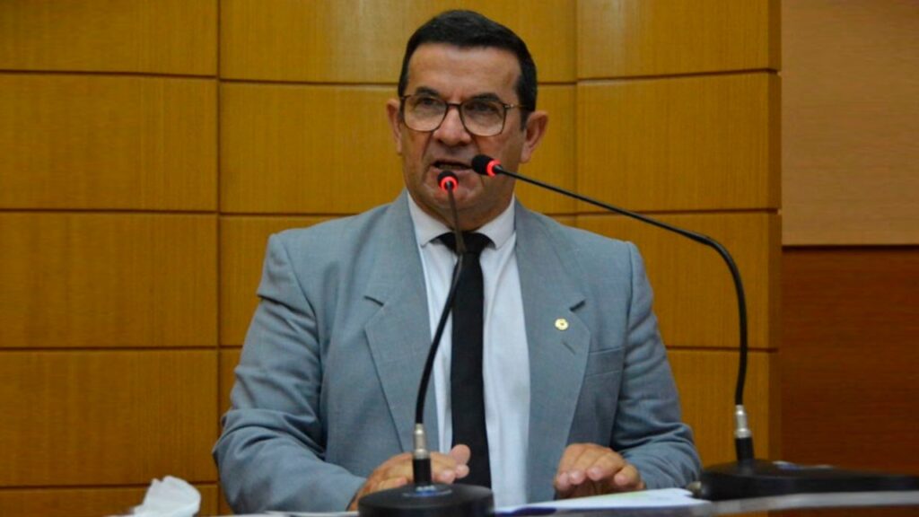 Professor suplica mas base de Dilson de Agripino na Camara Municipal nega ao magisterio reajuste do piso salarial em Tobias Barreto