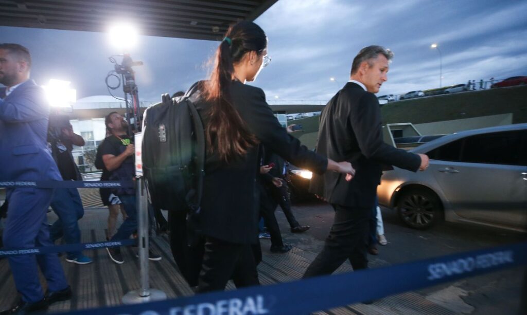 Policia Federal faz buscas em tres enderecos do senador Marcos do Val