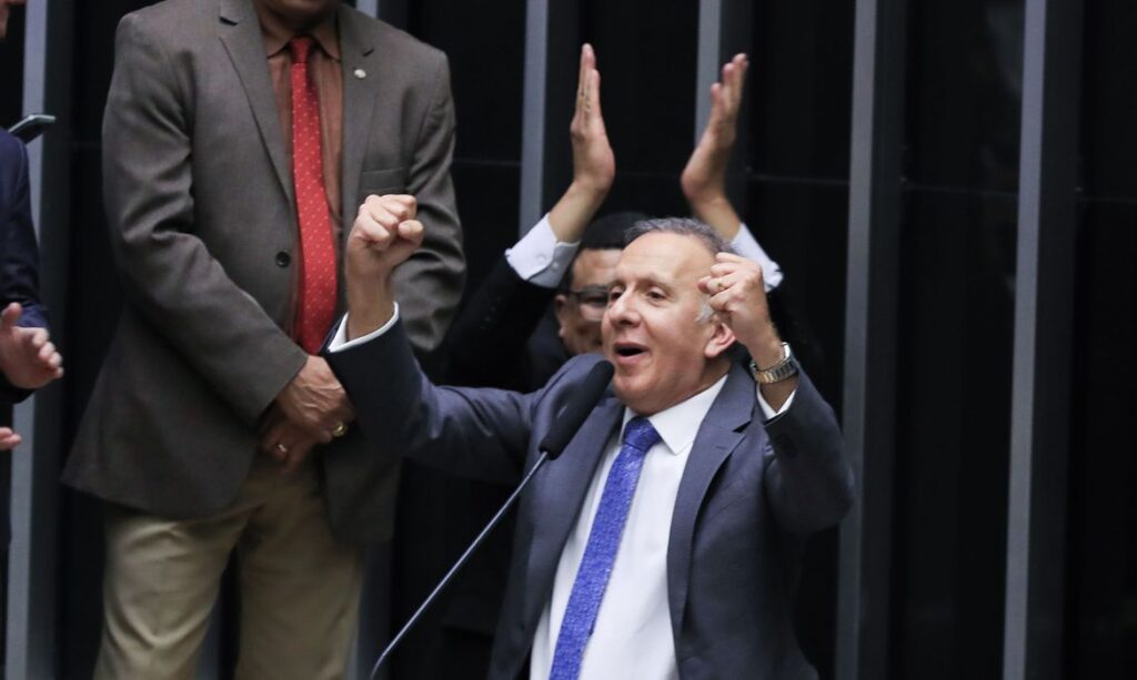 Com ampla maioria Camara aprova em 2 turnos PEC da reforma tributaria