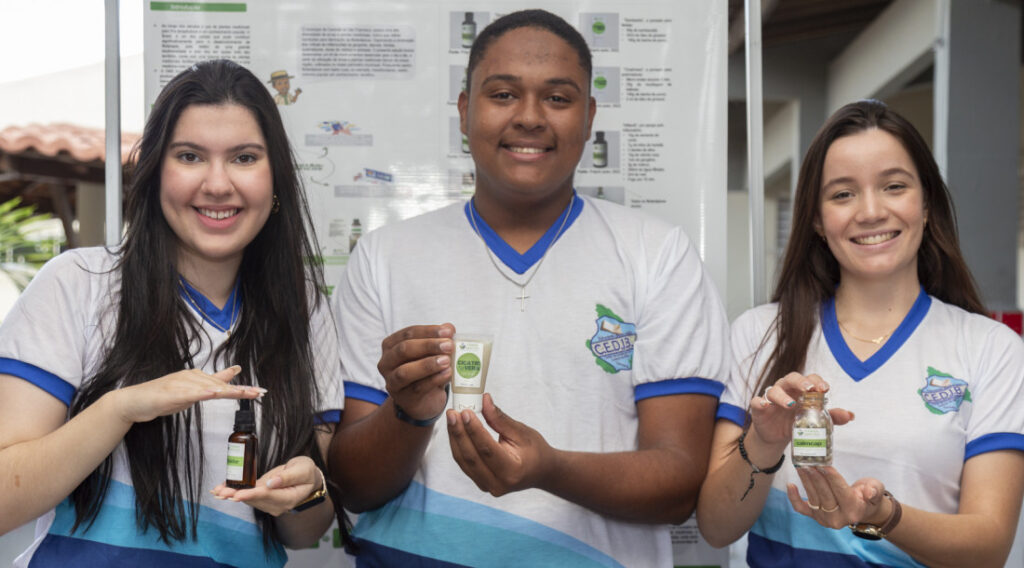 Estudantes da rede publica de ensino de Sergipe levam projeto de iniciacao cientifica ao Parana