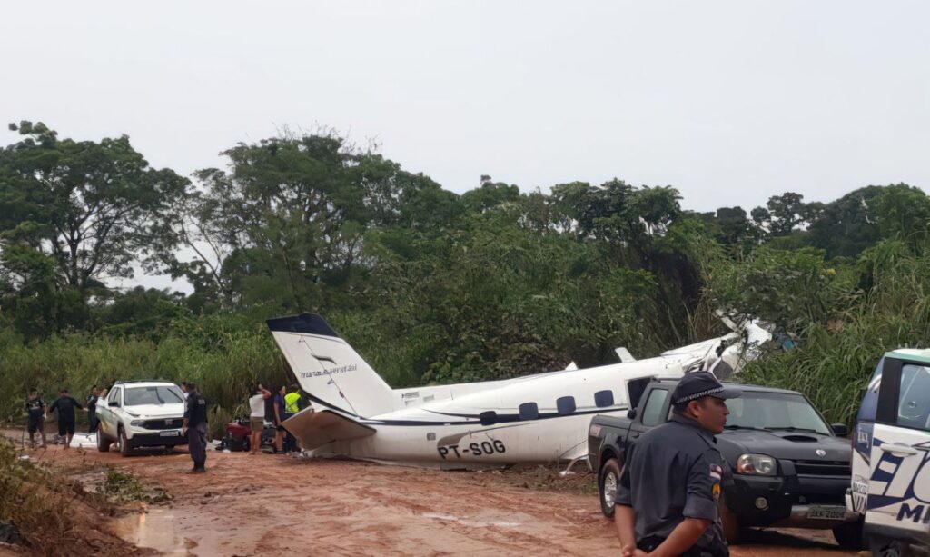 Queda de aviao deixa 14 mortos no interior do Amazonas