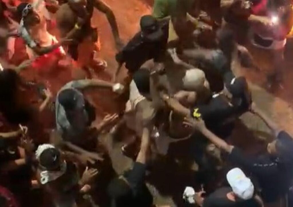 Cantor baiano Igor Kannario encerra show antes horario e e agredido por publico na Barra dos Coqueiros