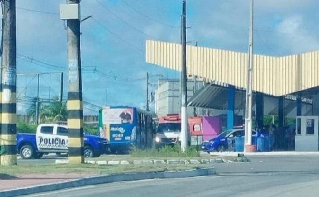 Três pessoas ficam feridas em brigas entre torcidas organizadas do Sergipe e Confiança; um está entubado 1 Tres pessoas ficam feridas em brigas entre torcidas organizadas do Sergipe e Confianca um esta entubado
