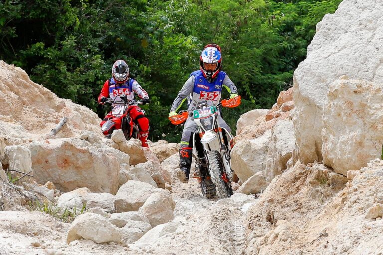 Farol da Barra é ponto de partida da maior expedição de moto off-road do Nordeste