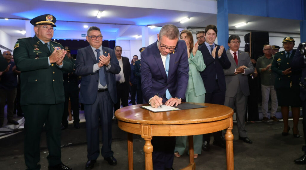 Mitidieri promove 376 militares e assina ordens de servicos em beneficios da categoria